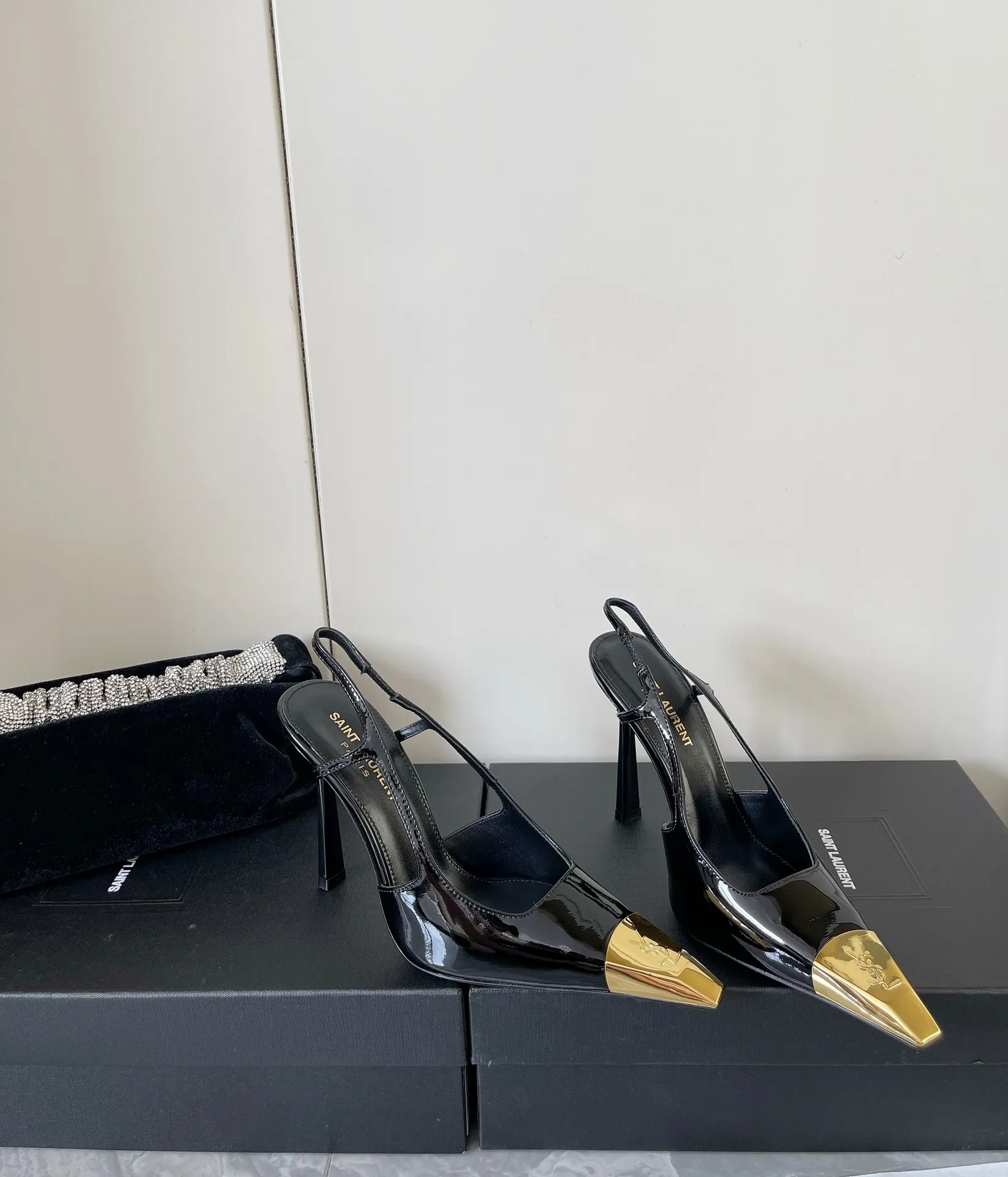 👟👟Ex-factory price 560👟👟 YSL Yves Saint Laurent's latest gold iron-toe logo small square toe high-heeled shoes ✔️ New products are available at the counter at the same time. Major celebrities and Internet celebrities have stepped on their feet. The style is fashionable and versatile, simple and high-end, and the elegance is achieved to the extreme. The feet are full of goddess style! Upper: Imported calfskin Lining: Imported sheepskin Heel height: 10.5 Outsole: Genuine leather outsole Size: 35-39 (custom-made in 40 units, non-refundable)